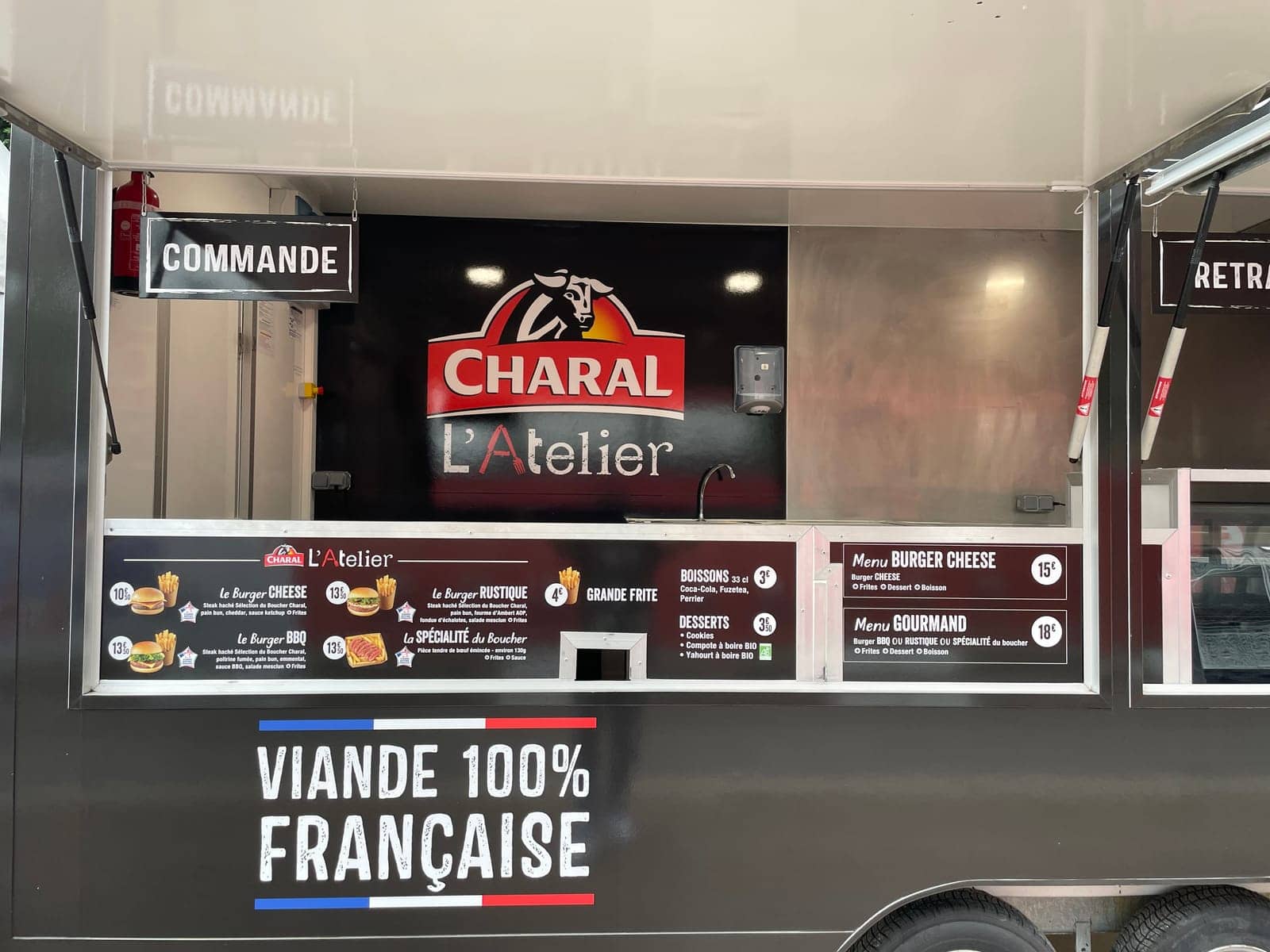 Comptoir de la remorque Charal L'Atelier avec ses zones Commande et Retrait et son menu intégré