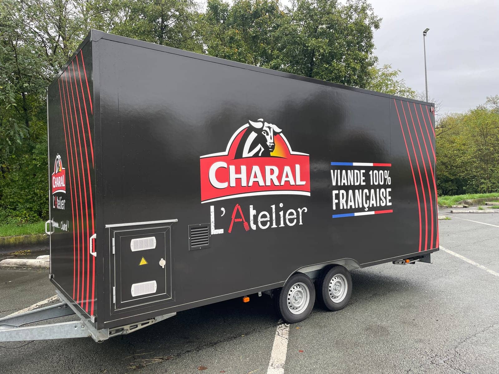 Remorque food truck 5200 mm habillée aux couleurs de Charal, vue trois quarts arrière