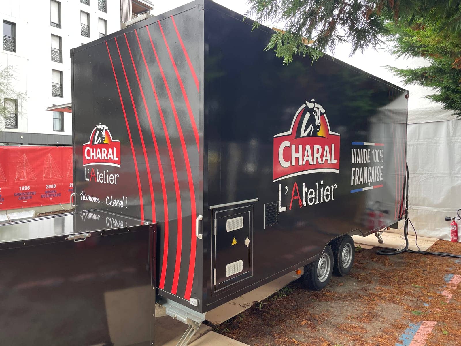 Remorque food truck Charal installée sur un site événementiel