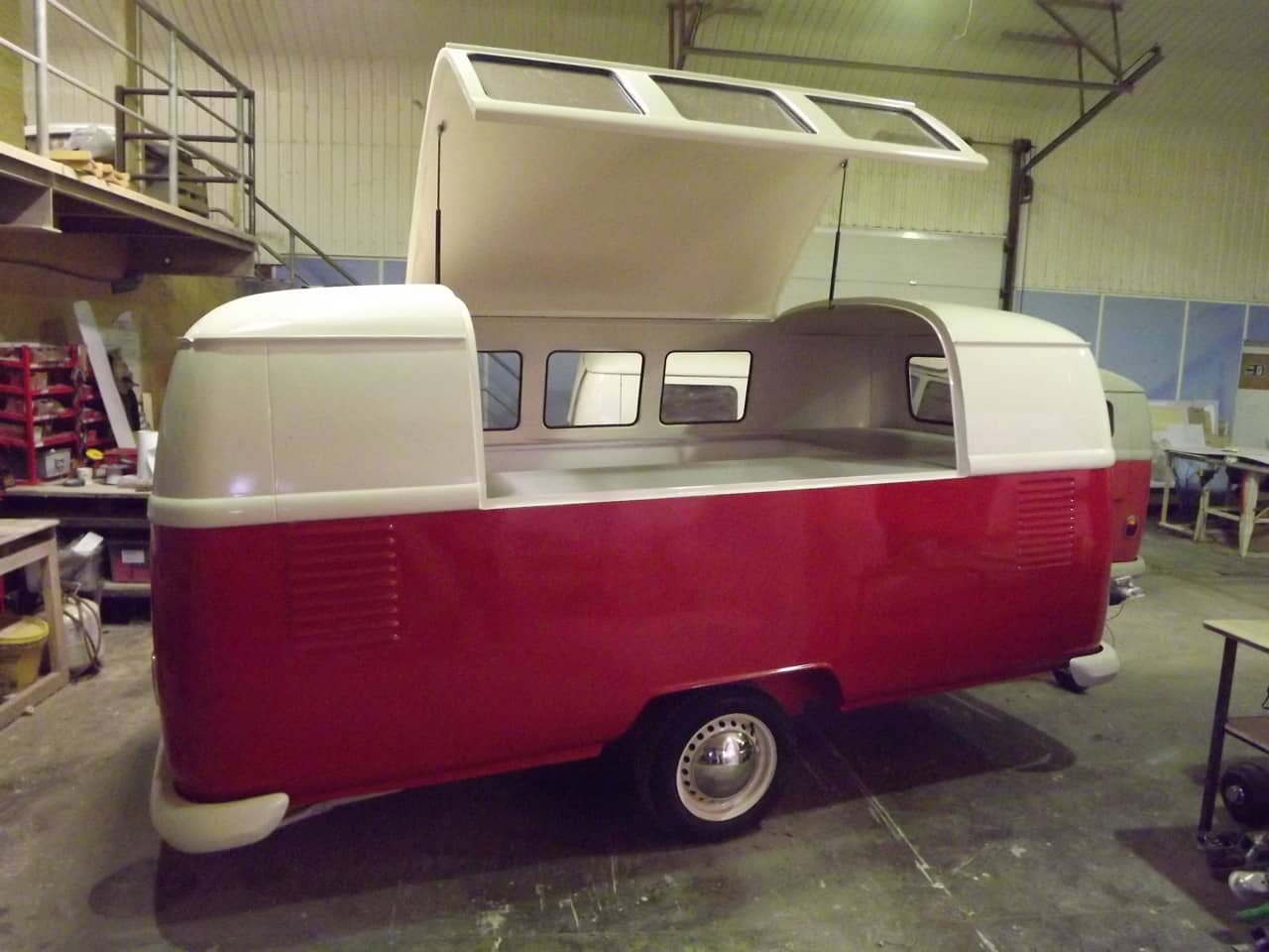 Combi Volkswagen avec remorque aménagée - vue d'ensemble