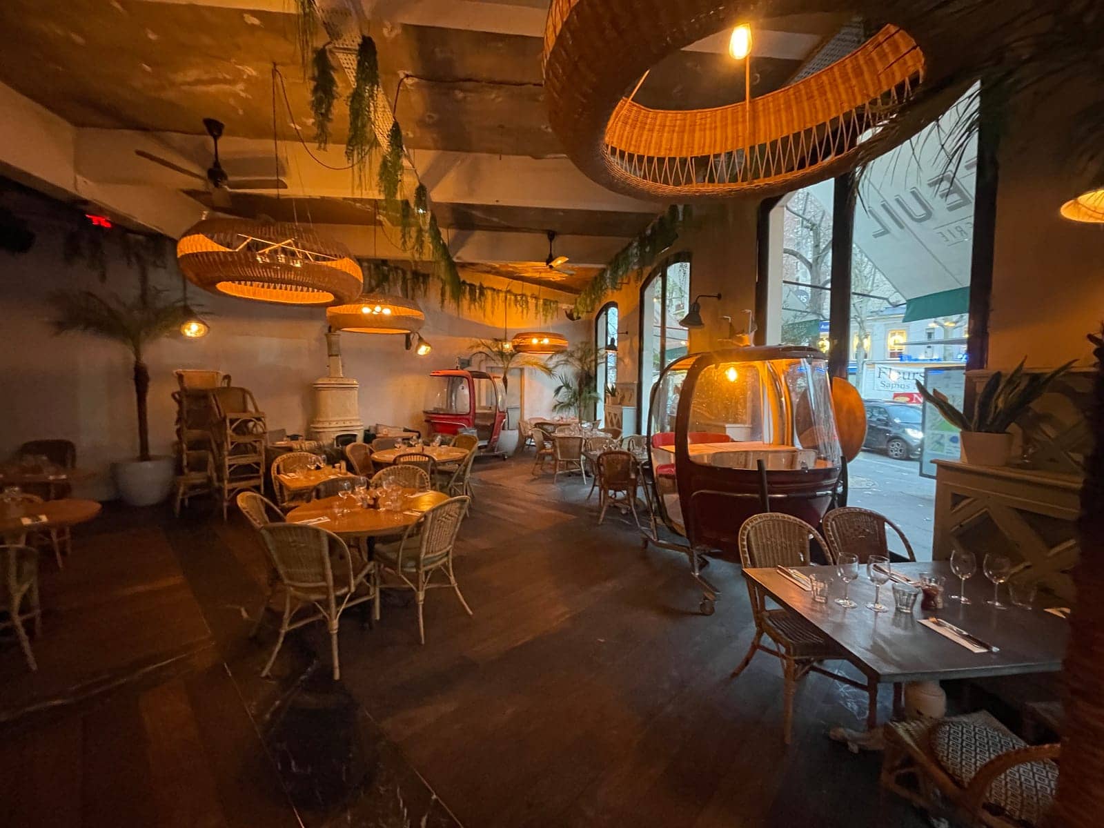 Salle de la brasserie Auteuil à Paris - télécabines Megg installées en banquettes le long des vitrines