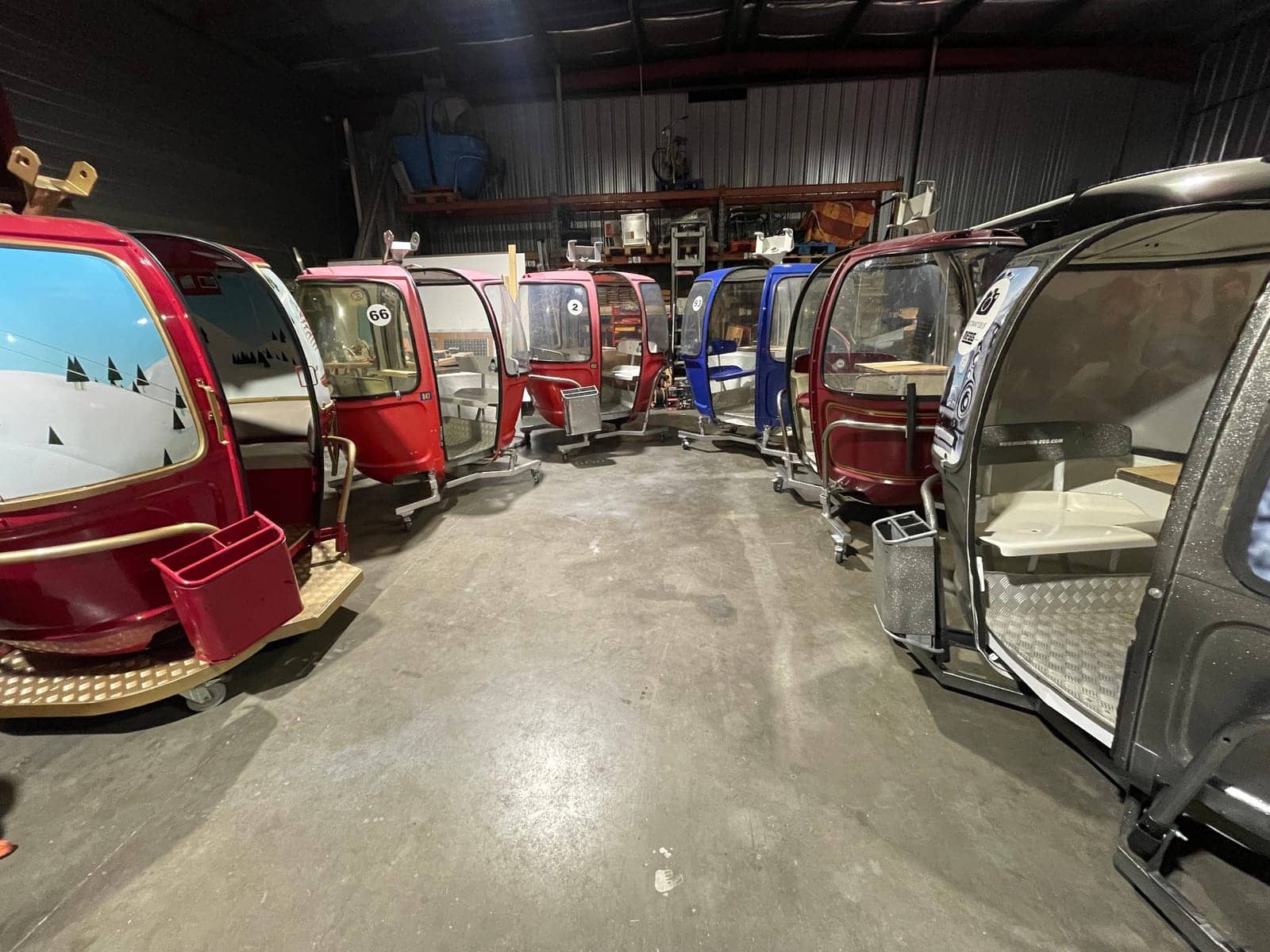 Télécabines Megg de toutes couleurs alignées dans l'atelier Mon Camion Resto avant départ en événement