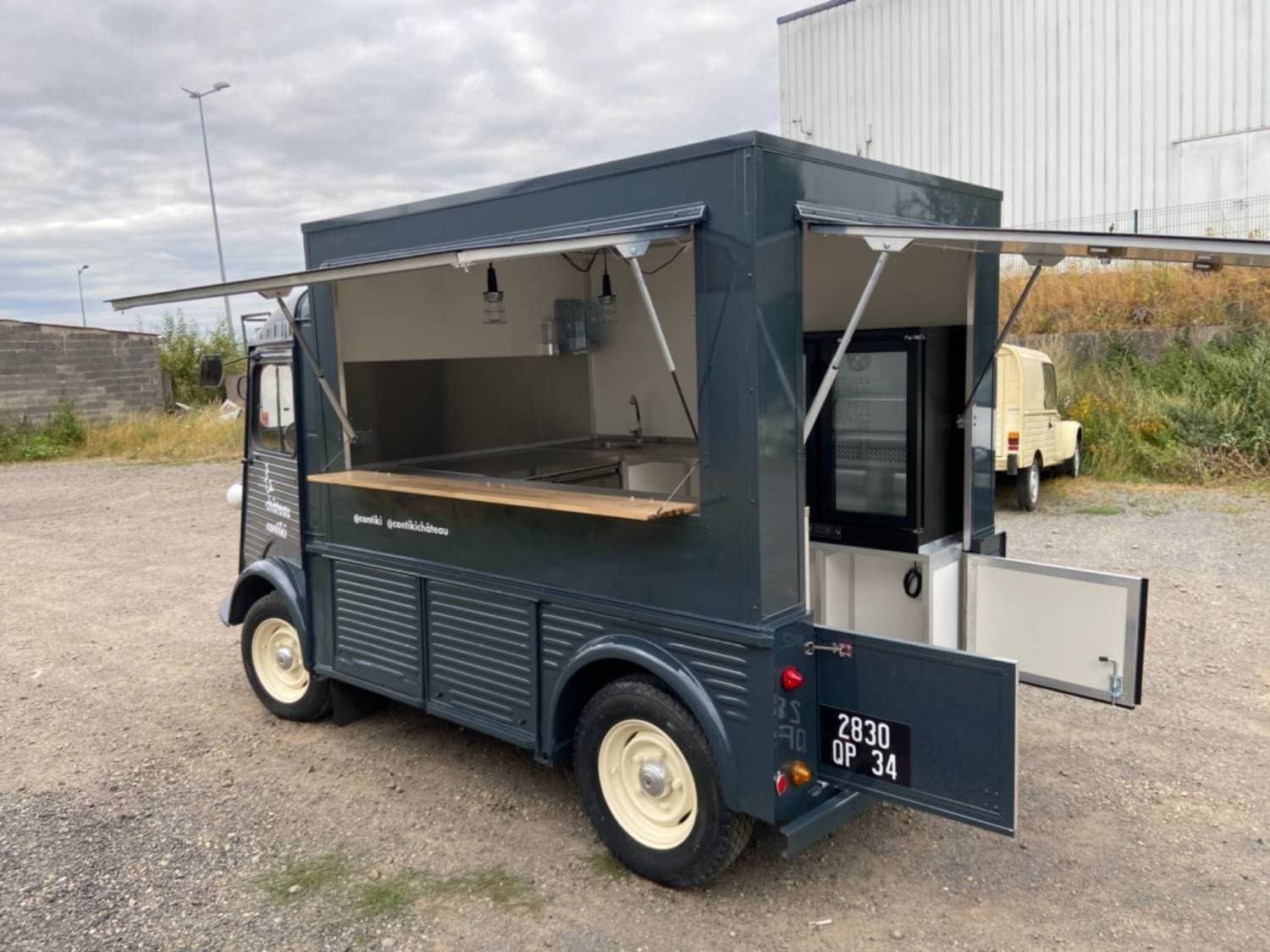 Citroën Type H Château Contiki ouvert en bar avec comptoir bois, tireuse à bière et vitrine réfrigérée