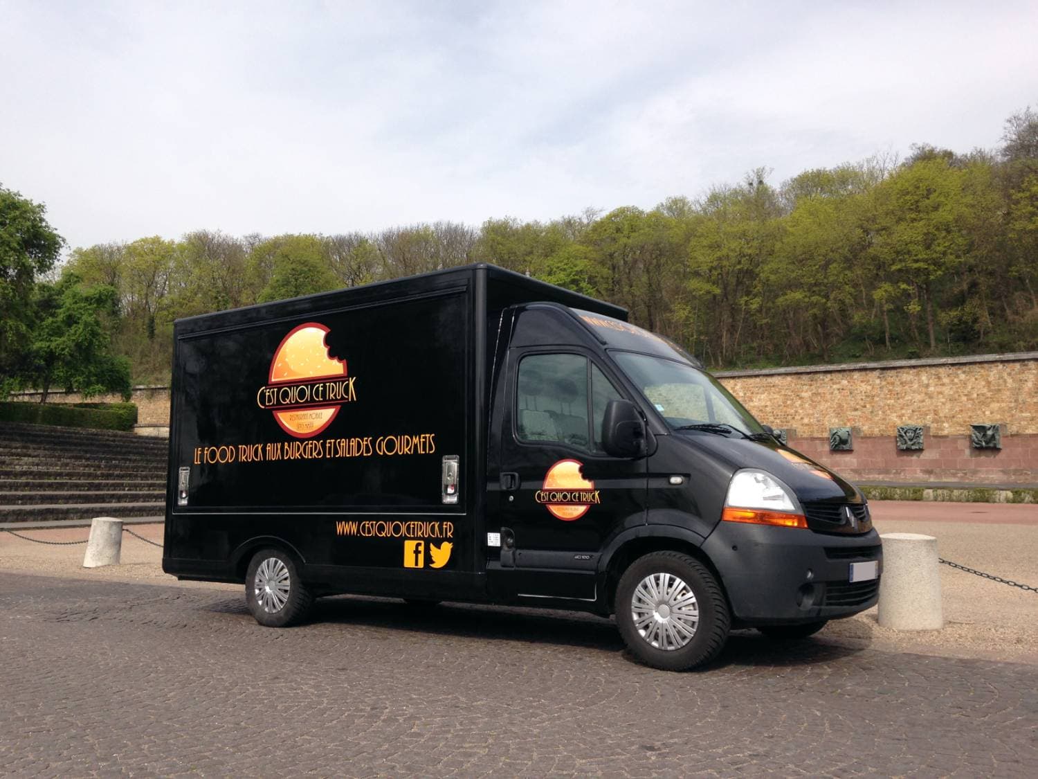 Renault Master noir C'est Quoi Ce Truck fermé, vue latérale avec lettrage doré et logo burger