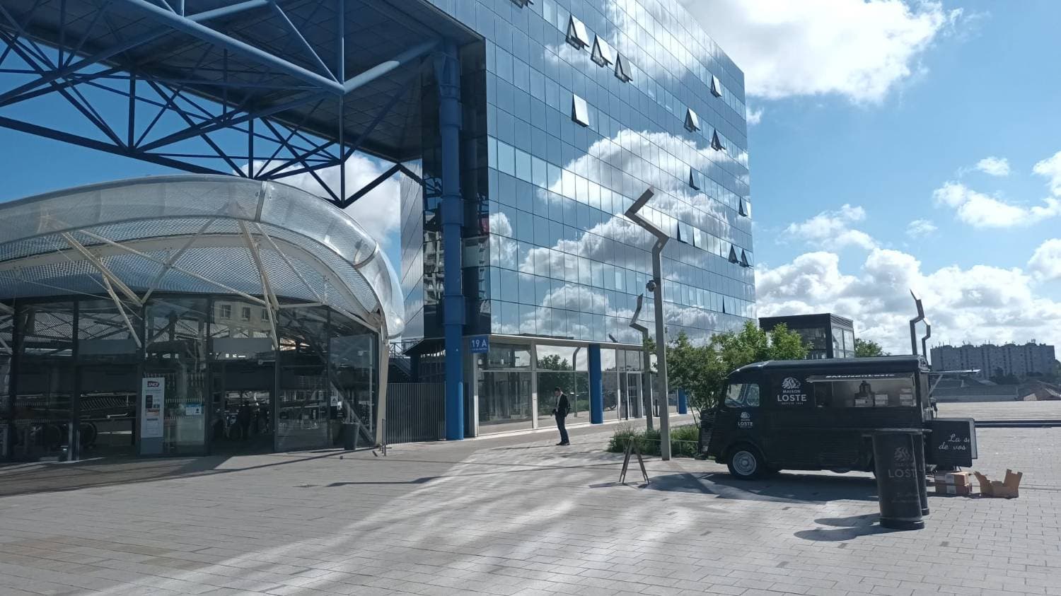 Vue latérale du Citroën HY avec covering campagne