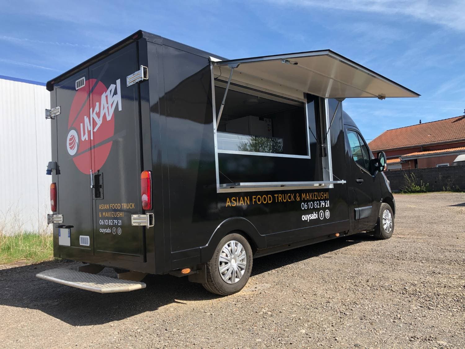 Food truck noir Ouysabi Asian Food Truck ouvert avec volet relevé, vue arrière trois-quarts