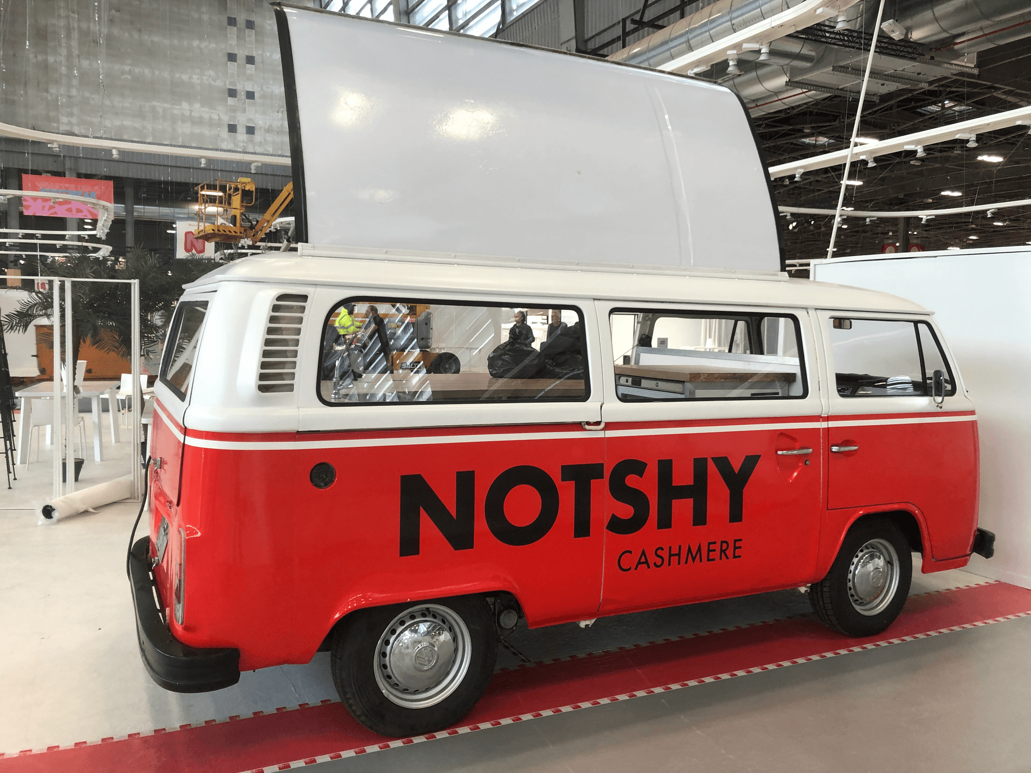 Combi VW Not Shy - salon professionnel