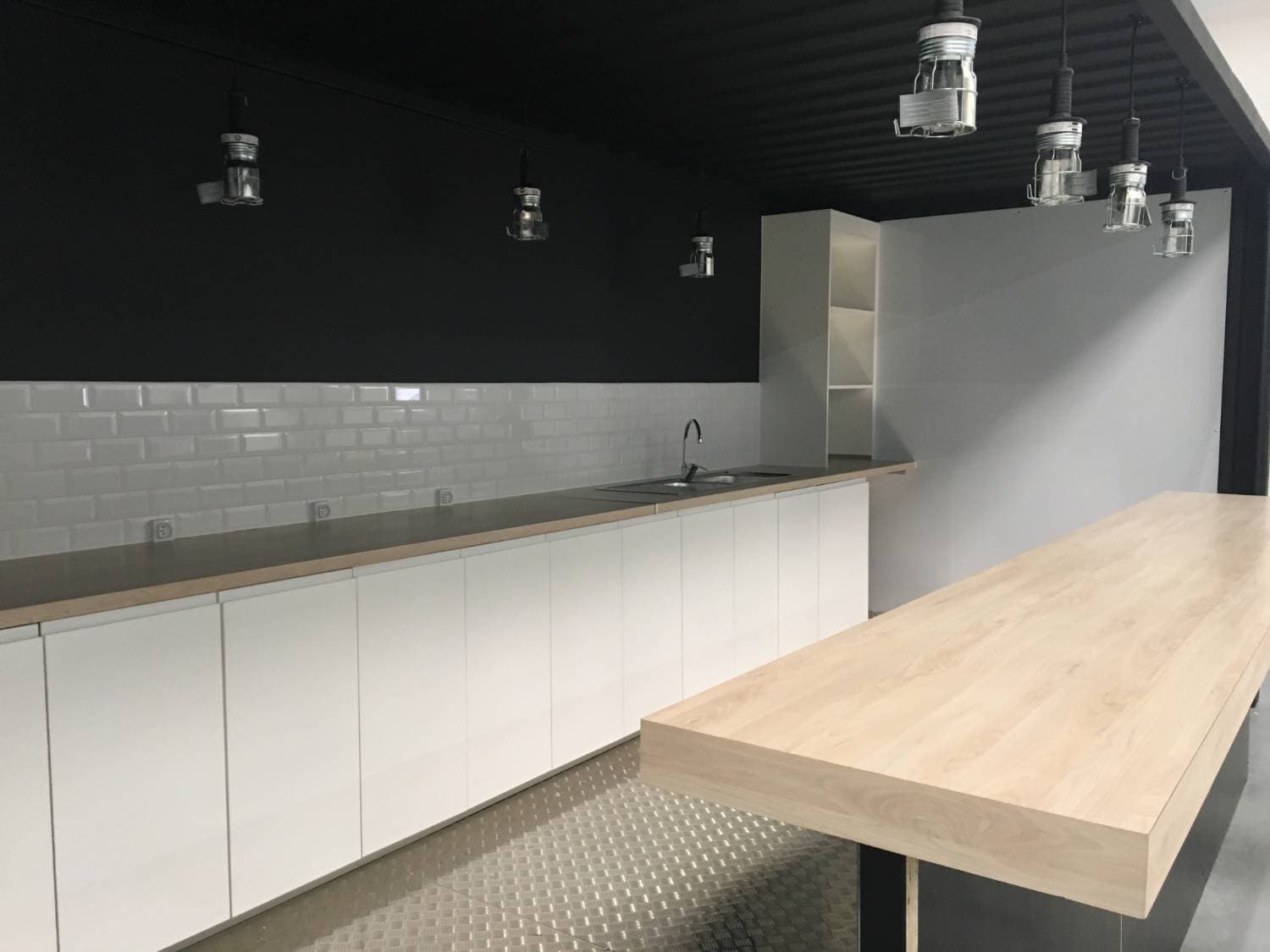 Vue intérieure du container bar avec comptoir professionnel