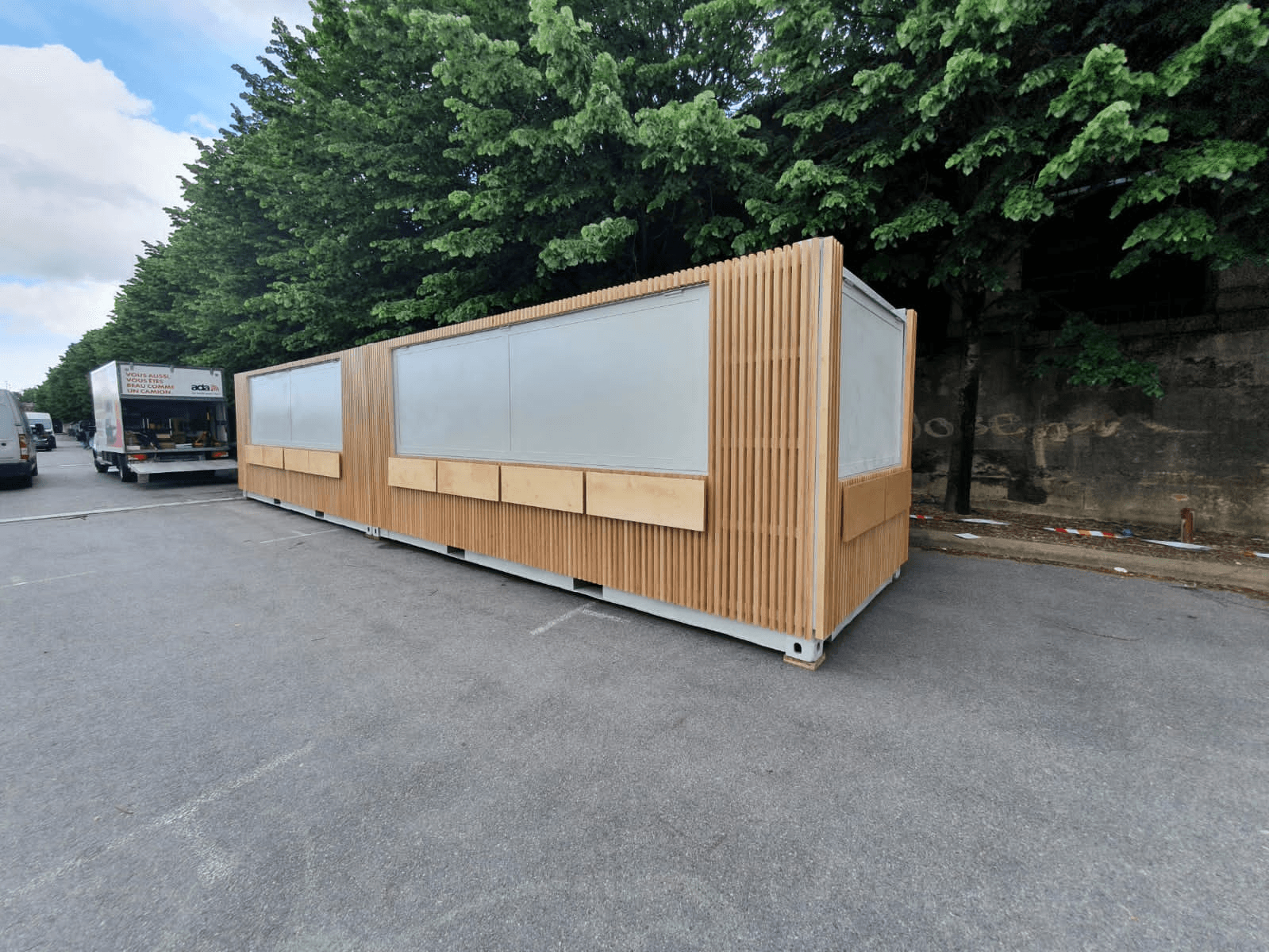 Container road show - habillage bois