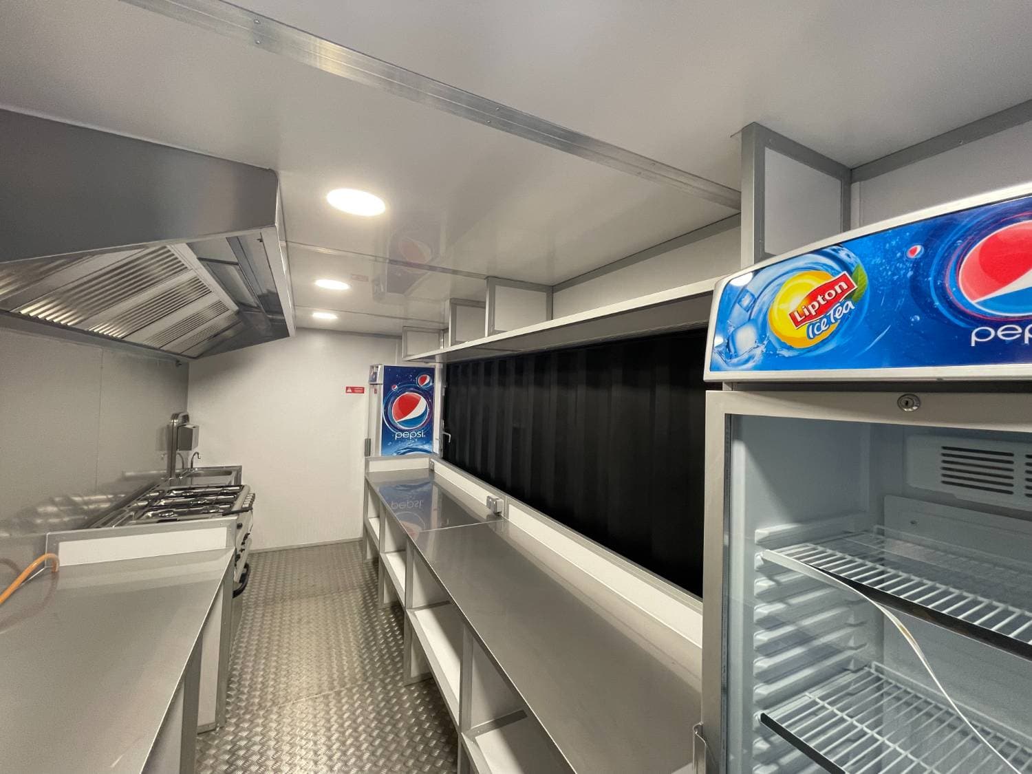 Équipements de cuisson et réfrigérateur vitré Pepsi / Lipton