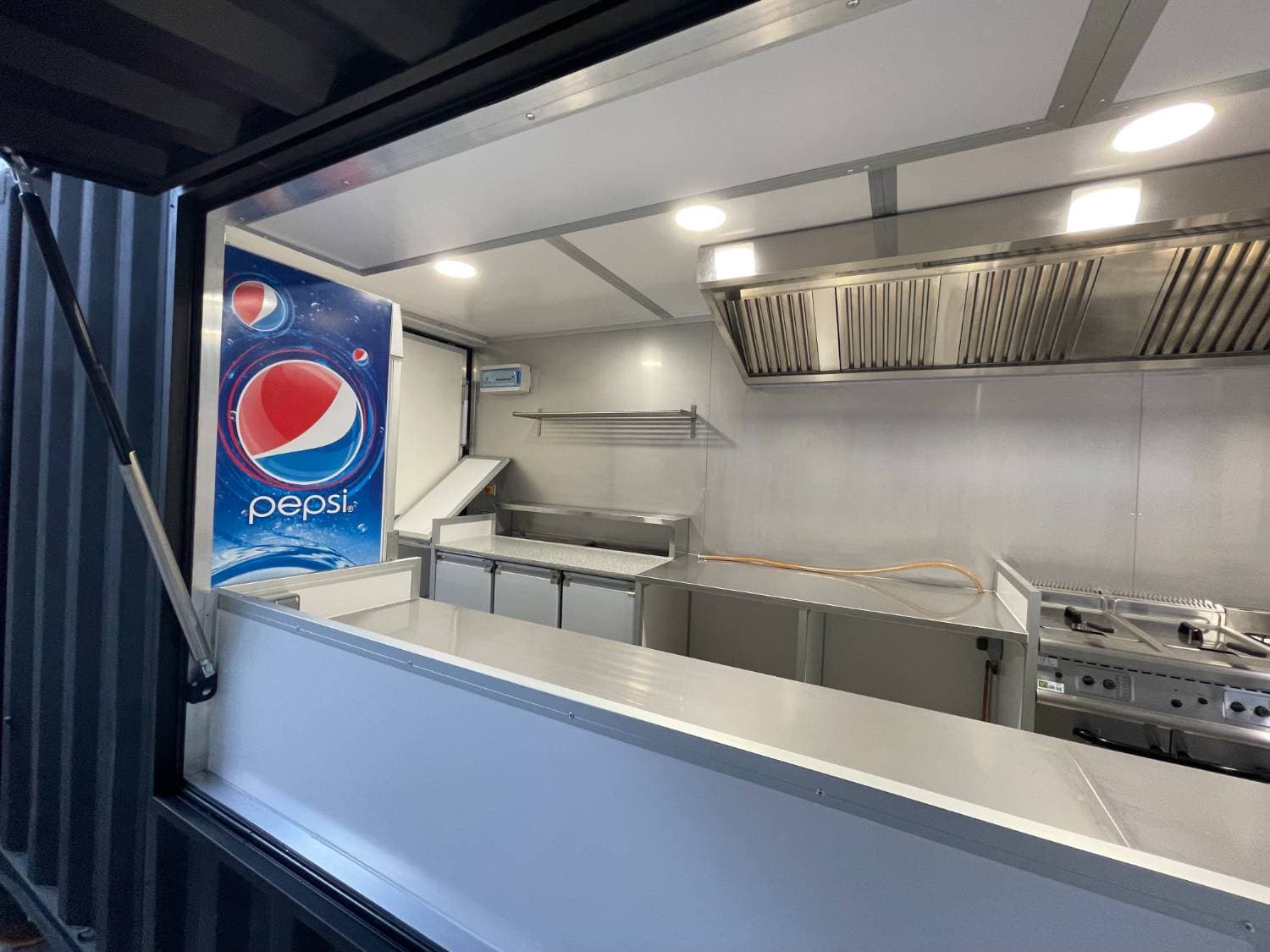 Comptoir de service ouvert - vue depuis l'extérieur