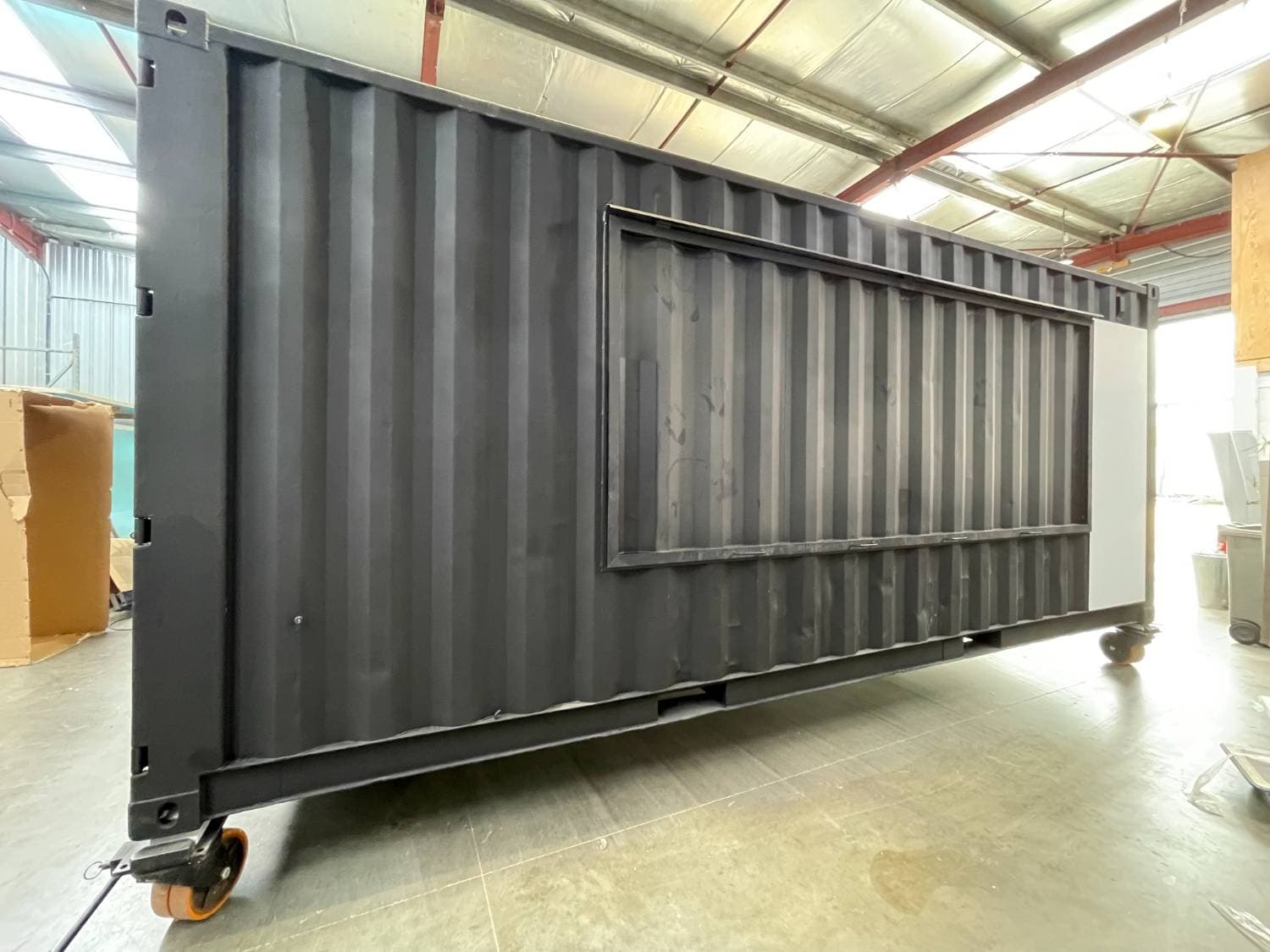 Vue extérieure du container snack noir mat dans l'atelier MCR