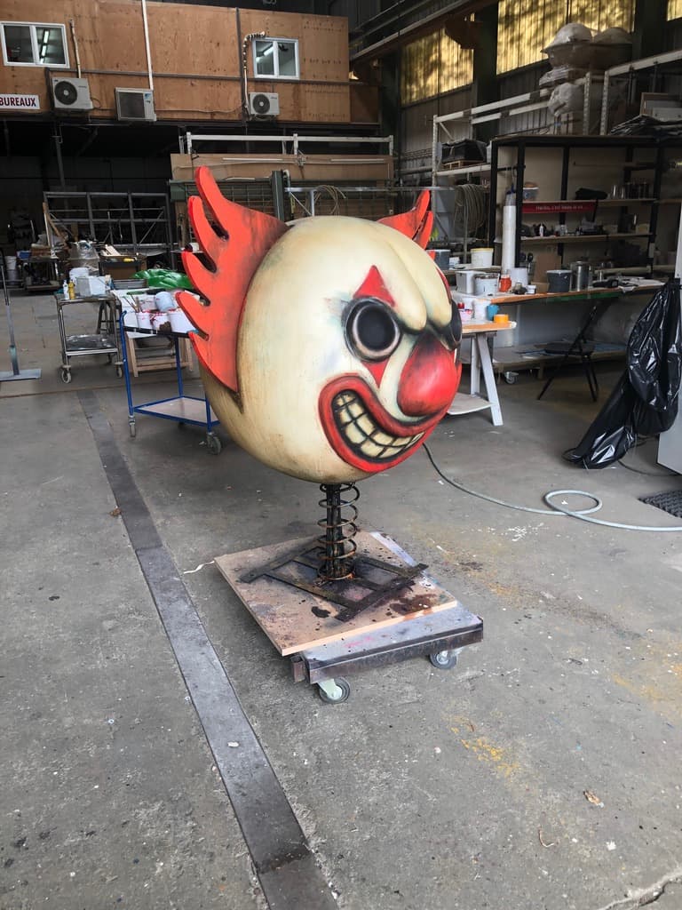 Décor en volume tête de clown Twisted Metal sur socle à ressort en cours de fabrication en atelier