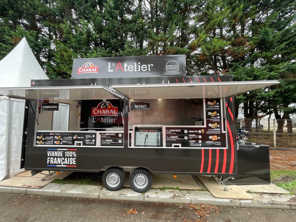 Remorque Charal L'Atelier - vue large avec enseigne lumineuse L'Atelier et volet ouvert