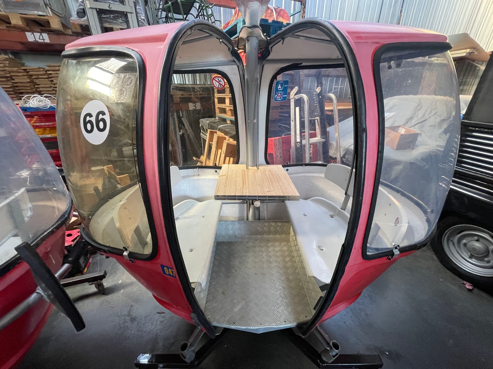 MEGG rouge n°66 - portes ouvertes sur la table en bois et banquettes