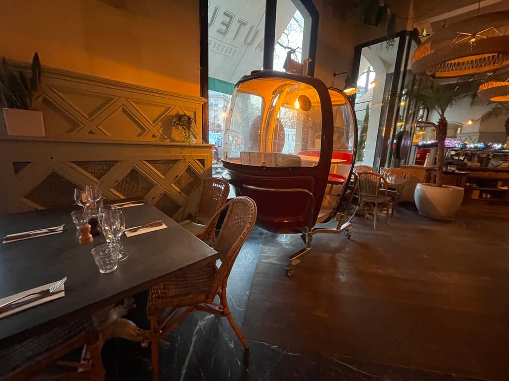 Vue latérale de la télécabine intégrée parmi les tables du restaurant