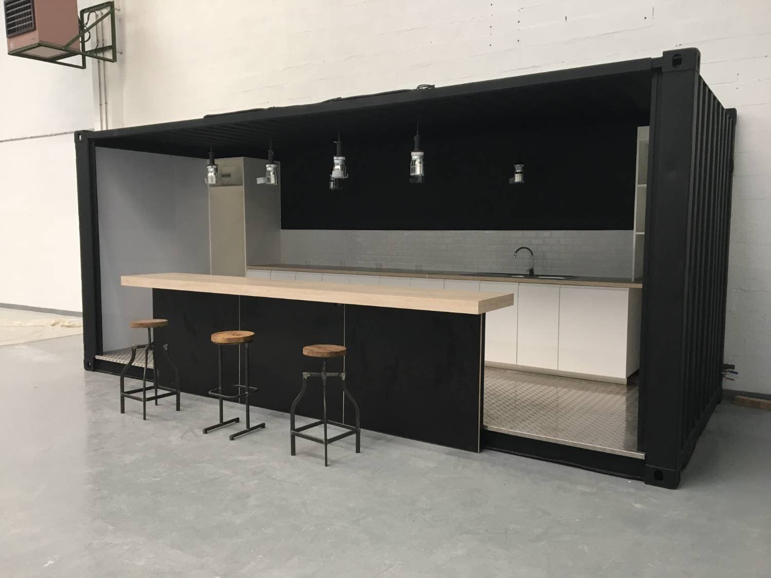 Container bar aménagé par Mon Camion Resto - comptoir et espace de service