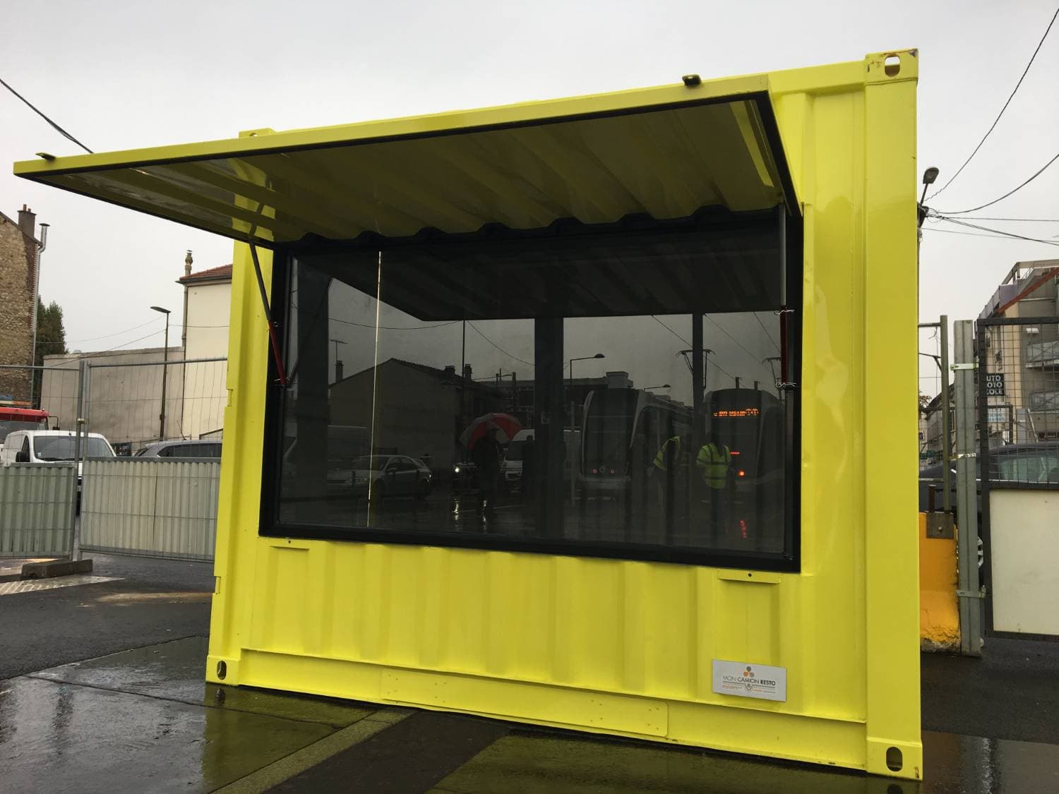 Container ouvert aménagé par Mon Camion Resto - guichet et espace d'accueil