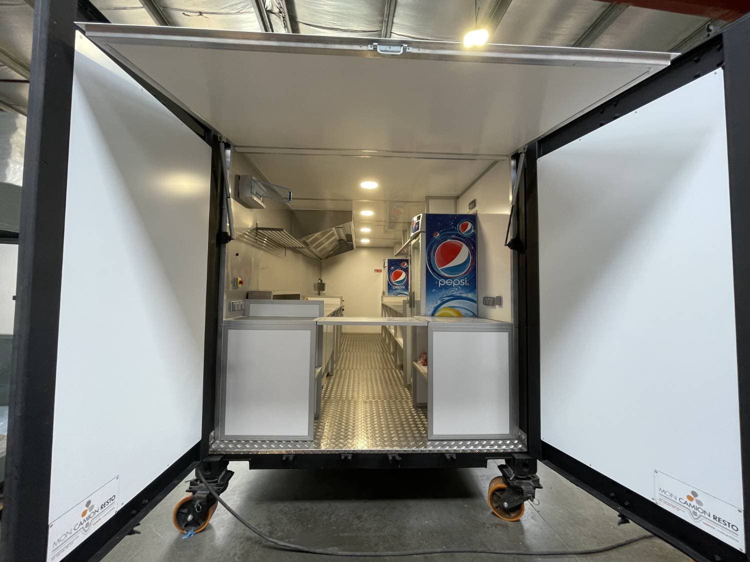 Container snack aménagé par Mon Camion Resto - cuisine professionnelle intégrée