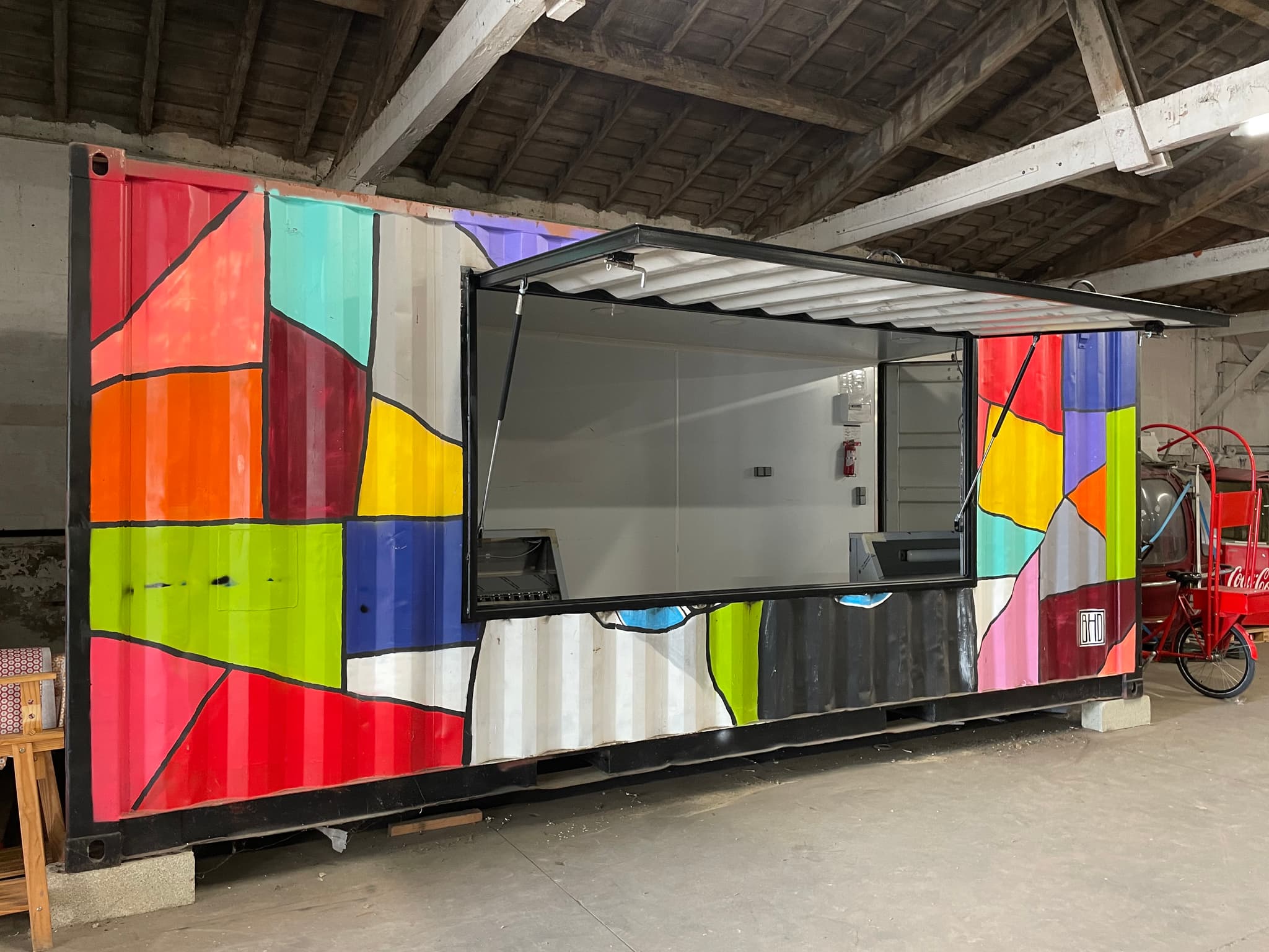Container 20 pieds avec peinture street art et ouverture comptoir — prêt à être livré