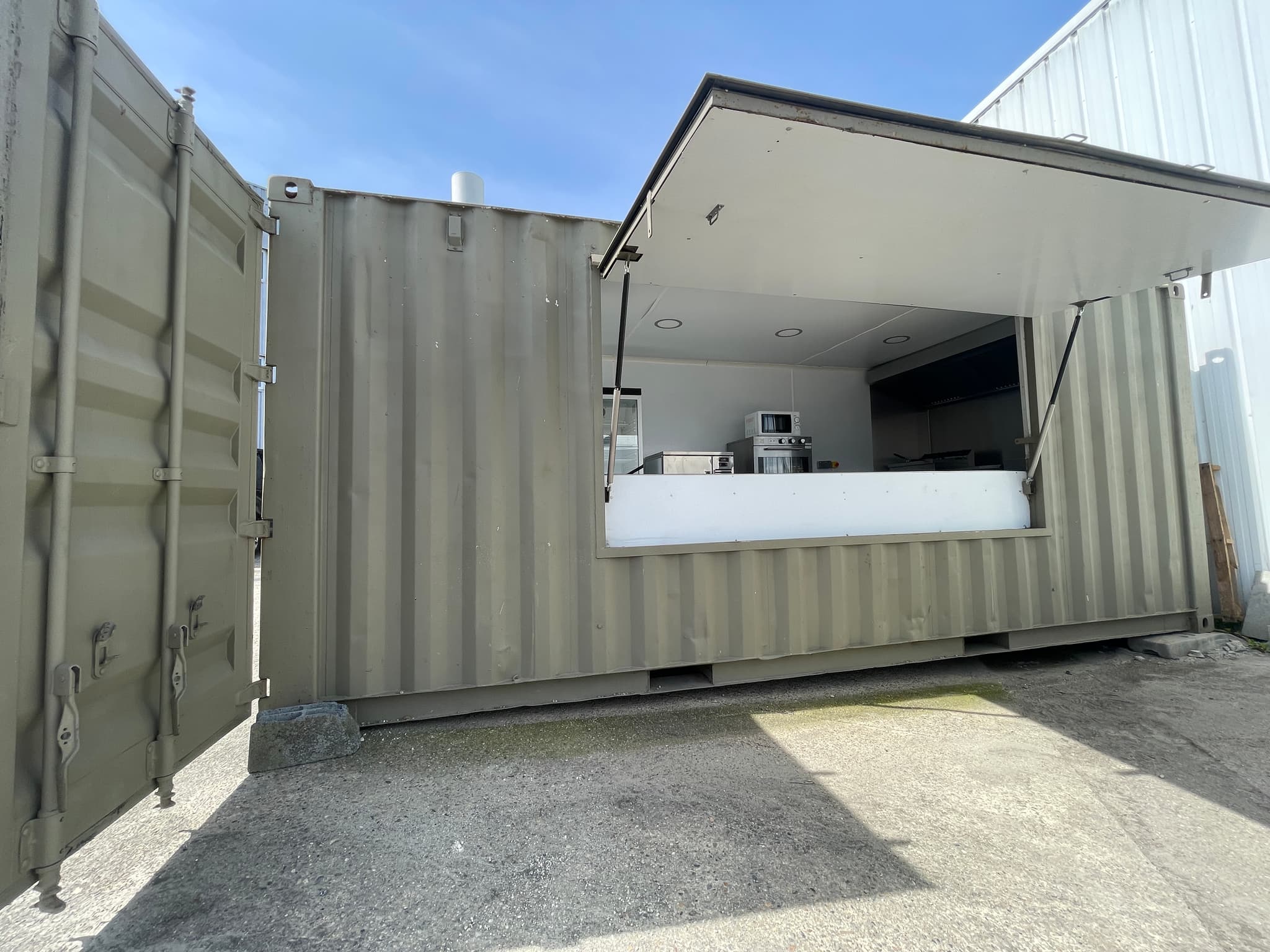 Container snack 20 pieds avec ouverture latérale, comptoir et équipements de cuisine professionnels