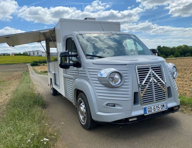 Food truck rétro-moderne avec kit vintage sur véhicule contemporain
