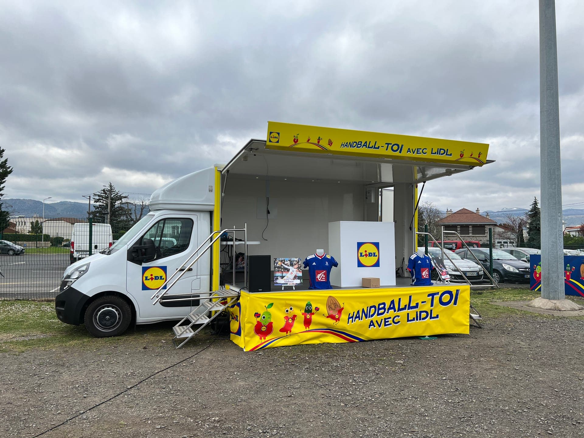 Camion podium Lidl - Renault Master avec scène, auvent et garde-corps entièrement déployés