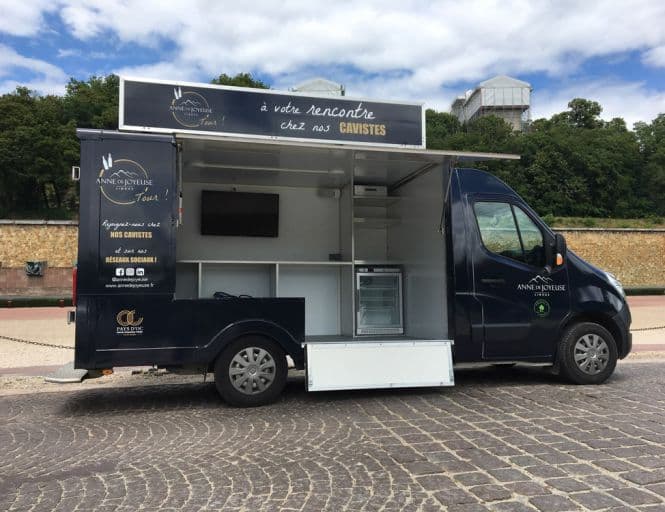 Camion podium Renault Master avec scène déployable