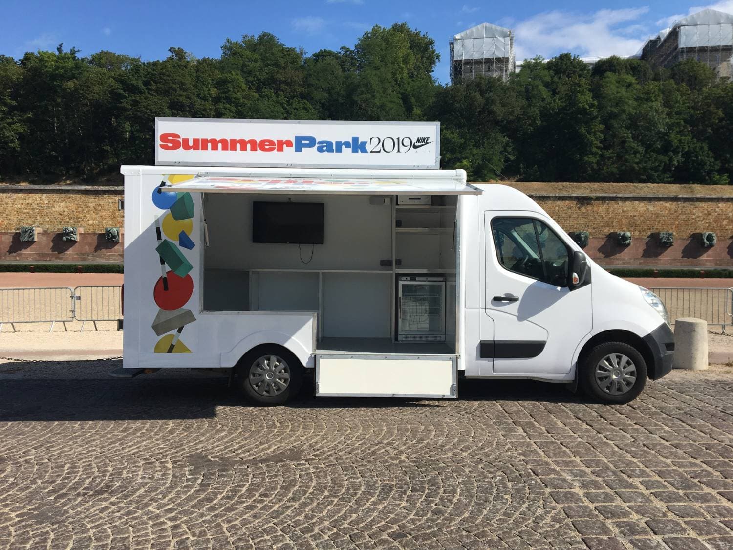 Camion podium blanc Nike Summer Park 2019 ouvert avec écran TV et réfrigérateur vitré intégrés