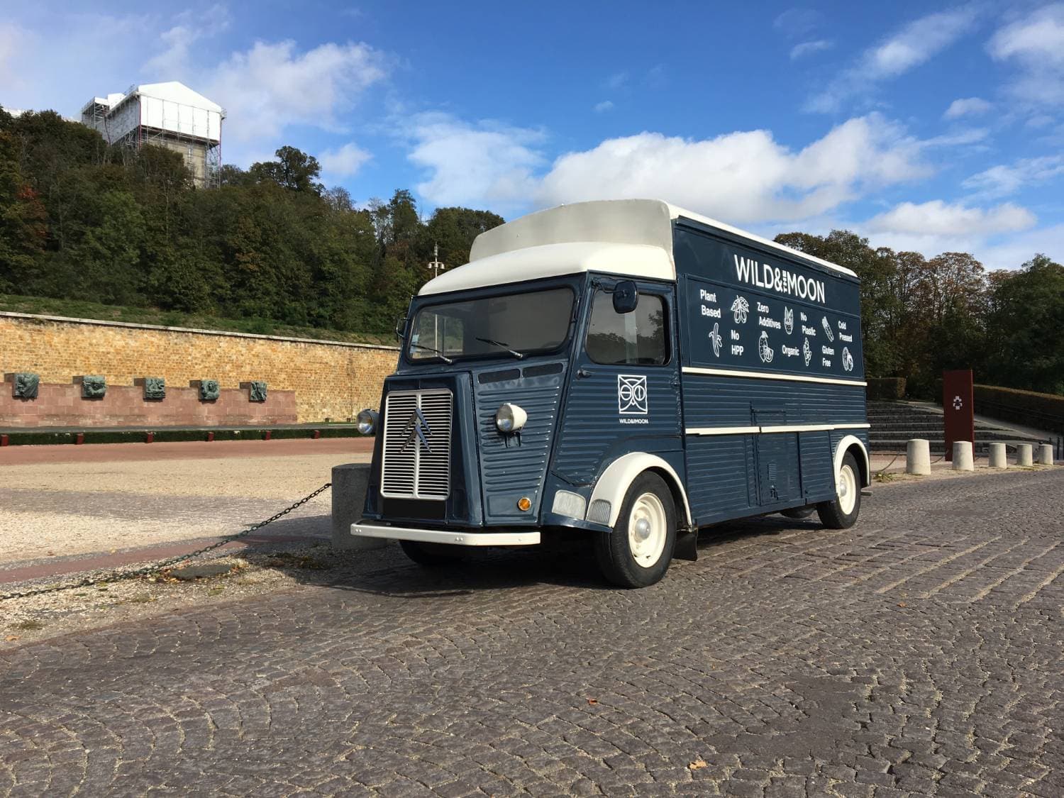 Citroën HY bleu avec covering partiel Wild & Moon vu de trois quarts avant - food truck bio et plant-based