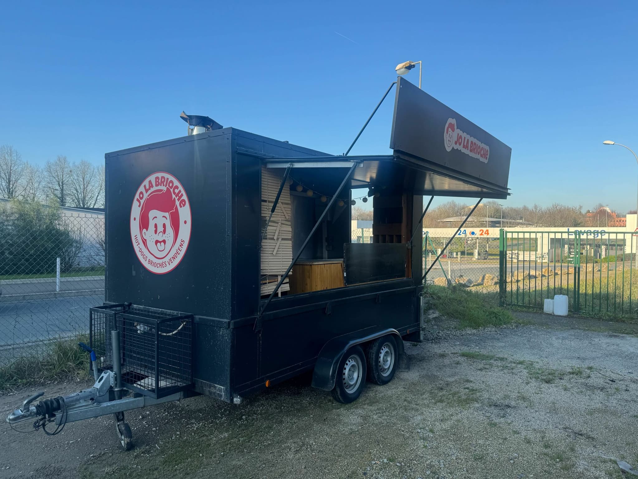 Food-Truck / remorque Noir équipé Double essieux