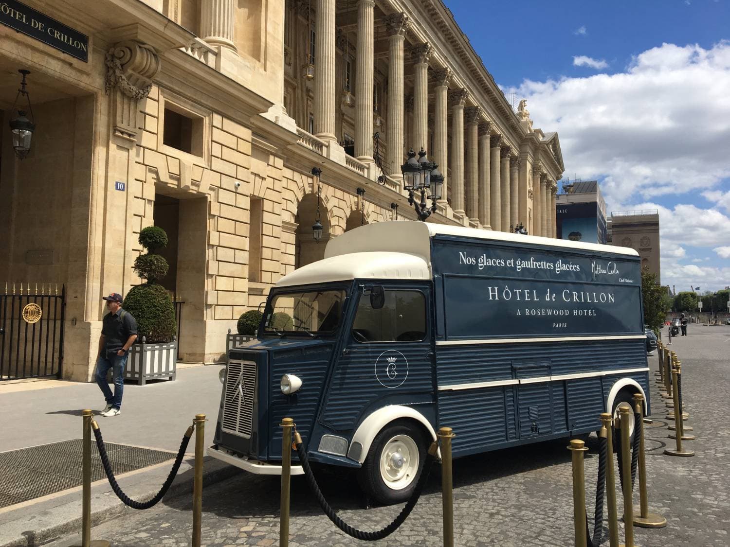 Citroën HY bleu marine Hôtel de Crillon stationné devant le palace parisien place de la Concorde - glacier événementiel