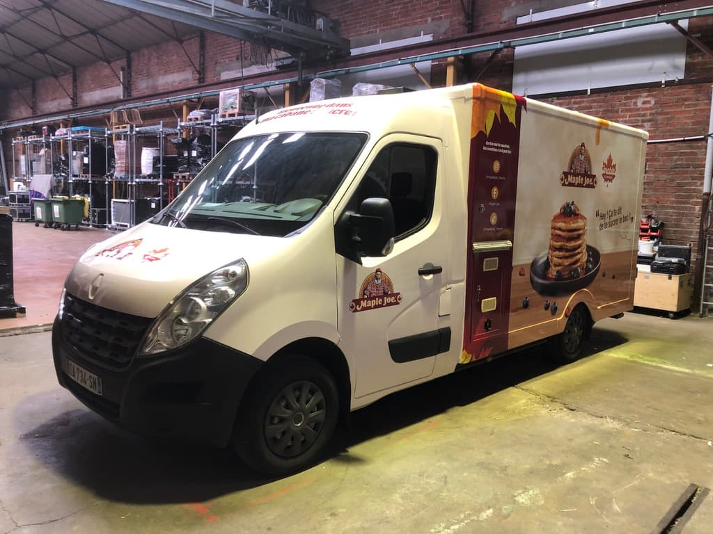 Food truck Maple Joe blanc avec covering pancakes et sirop d'érable dans un atelier