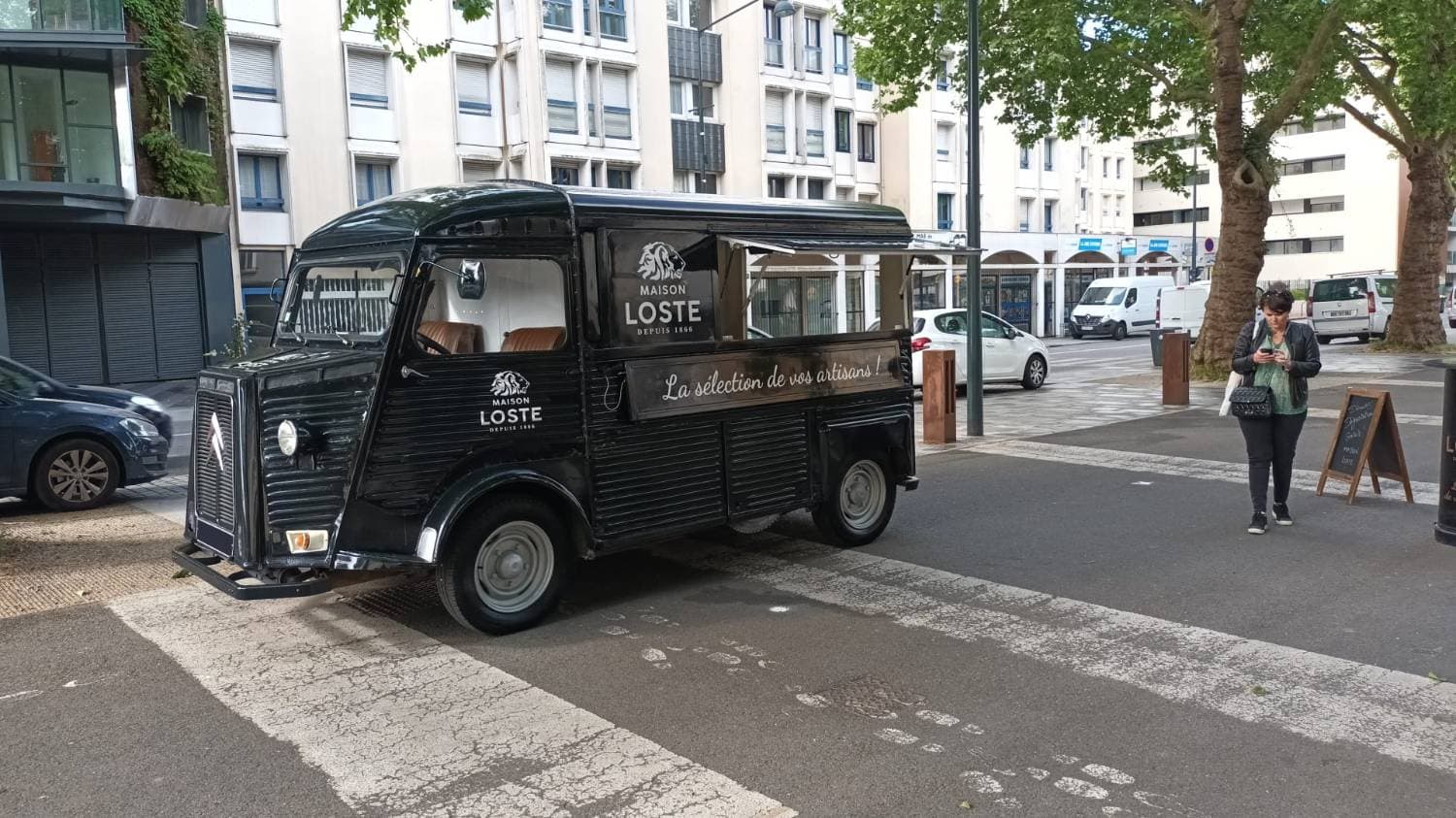 Citroën HY noir Maison Loste « La sélection de vos artisans » stationné en ville — food truck de roadshow charcuterie
