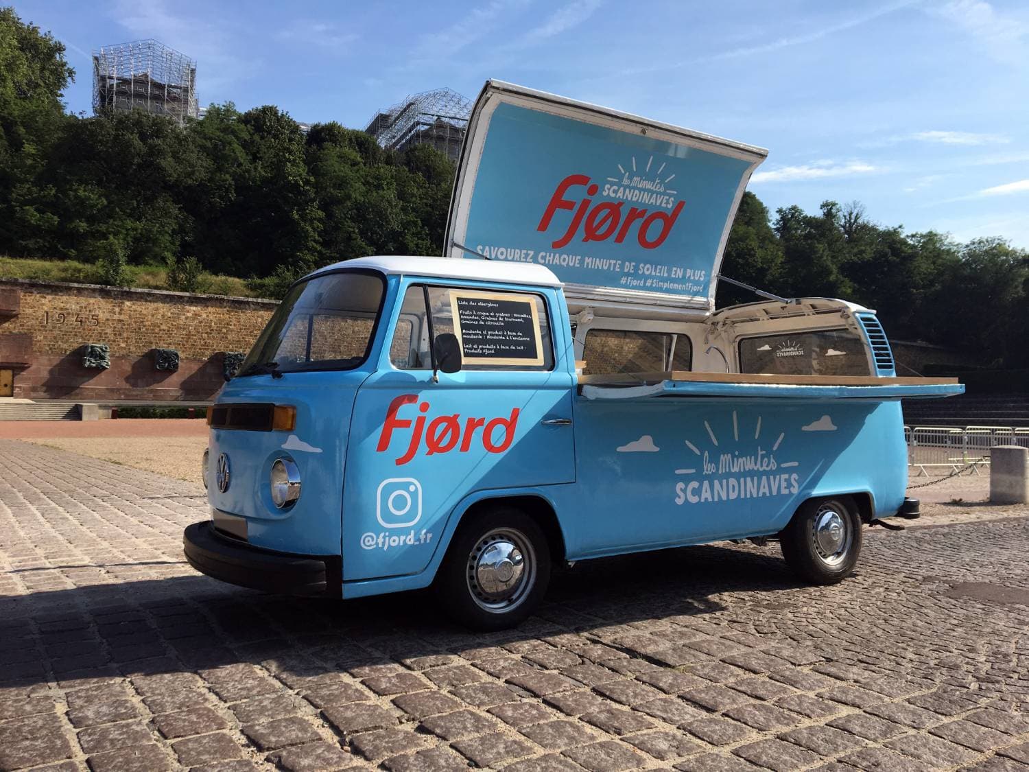 Combi VW pick-up bleu ciel Fjørd « Les Minutes Scandinaves » vu de face - activation de marque avec comptoir en bois