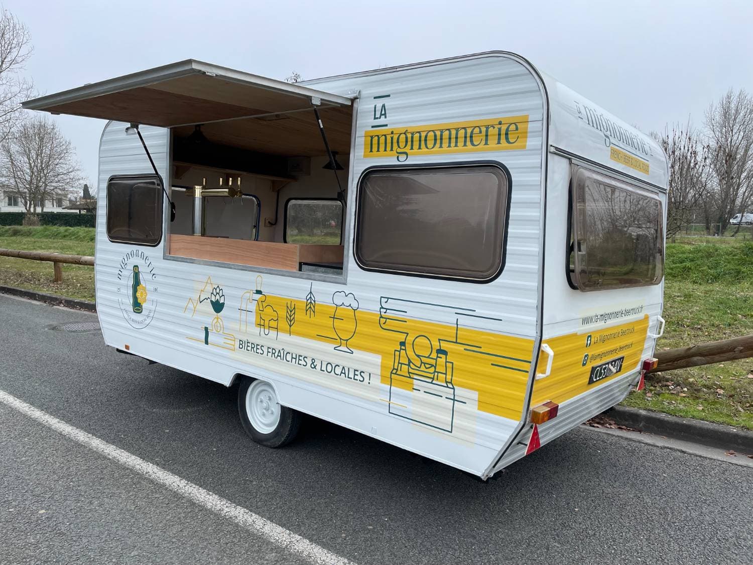Caravane Beer Truck La Mignonnerie - vue extérieure avec covering jaune et blanc, slogan Bières Fraîches & Locales