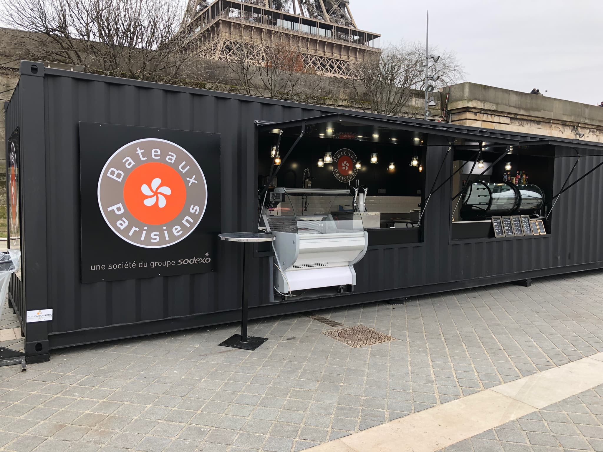 Container 40 pieds Bateaux Parisiens Sodexo installé devant la Tour Eiffel