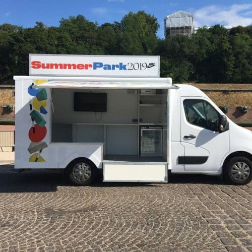 Camion podium événementiel déployé lors d'un concert en plein air