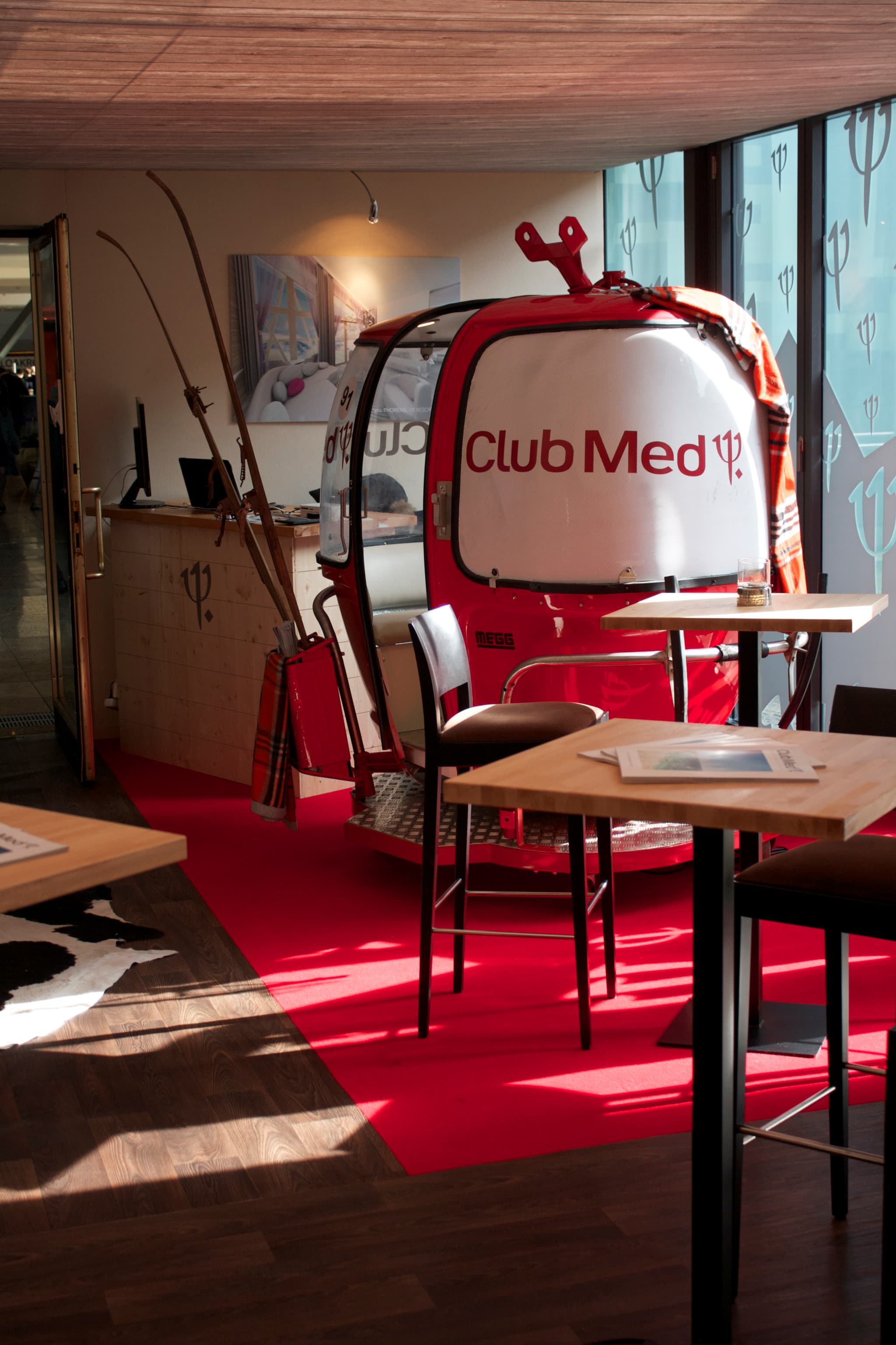 Intérieur d'une télécabine MEGG aménagée en mini restaurant - table dressée Club Med