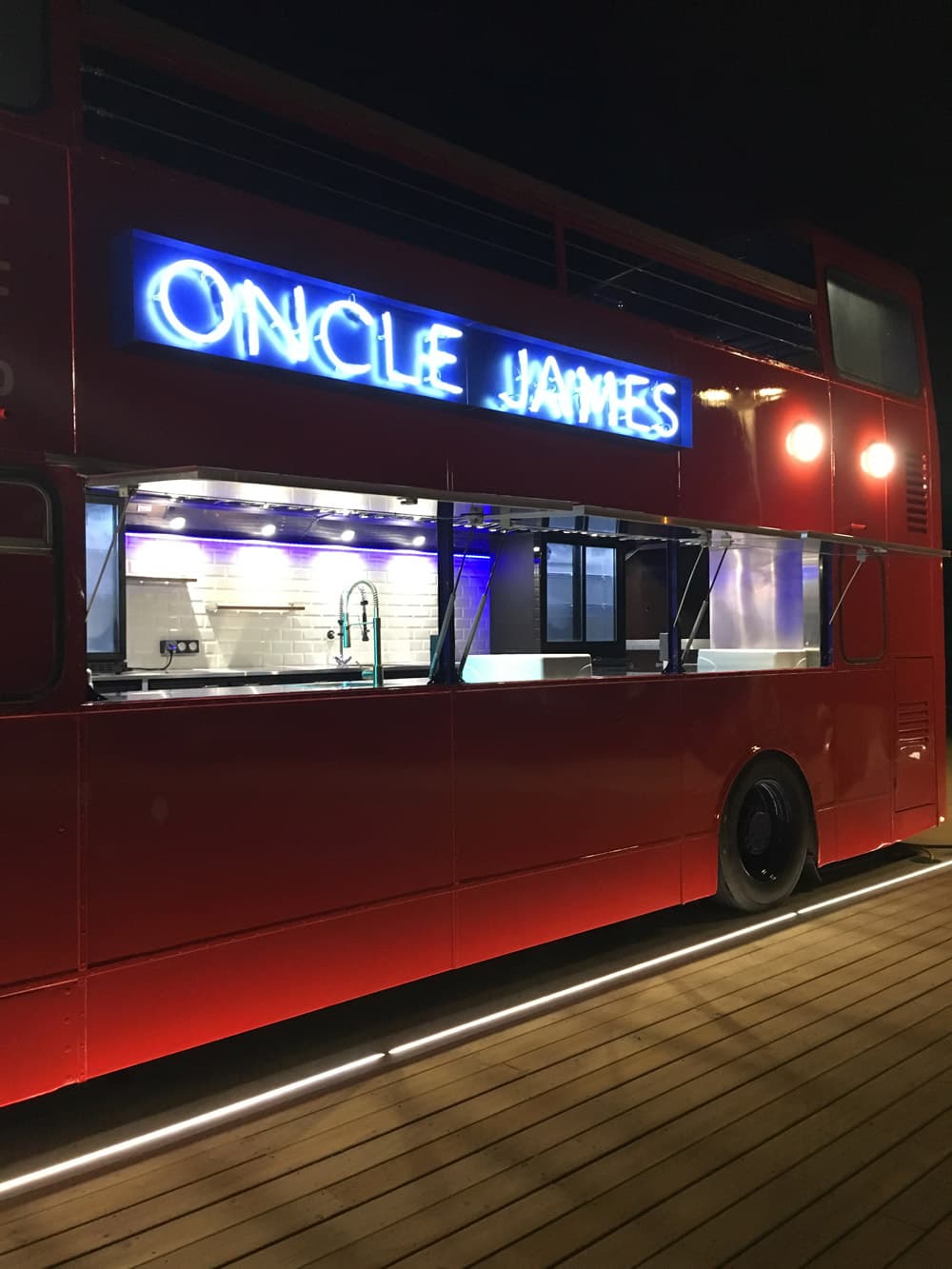 Bus aménagé en bar - véhicule sur mesure Mon Camion Resto